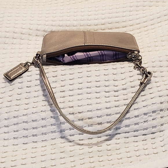 COACH Gold WRISTLET 👀 - Picture 4 of 7